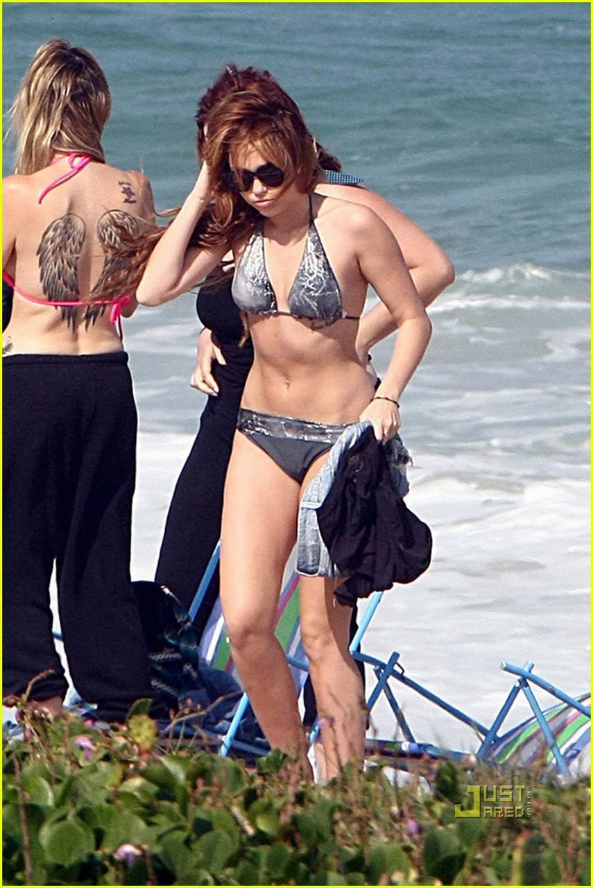 Miley Cyrus profite de la plage et montre son cul sexy en bikini.
 #75305285