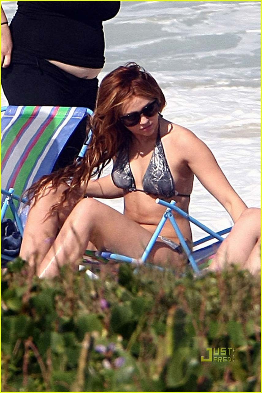 Miley Cyrus godendo sulla spiaggia e mostrando il suo culo sexy in bikini
 #75305288