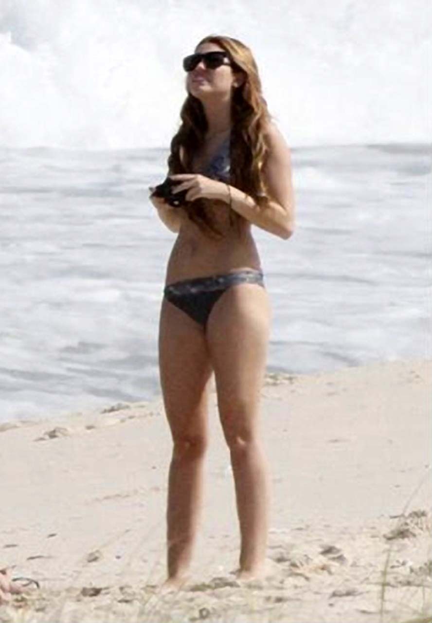 Miley Cyrus godendo sulla spiaggia e mostrando il suo culo sexy in bikini
 #75305293