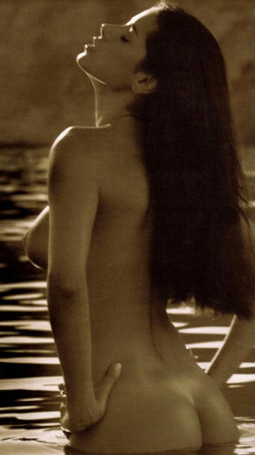 Hot top model aida yespica mostrando le sue grandi tette nude
 #75441923