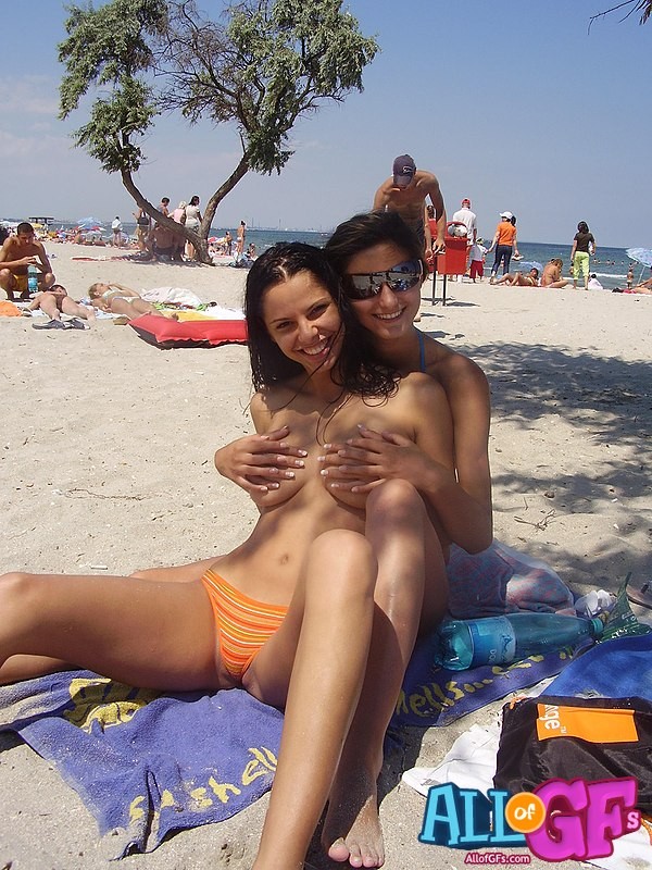 Novia lesbiana en topless en la playa
 #68173784