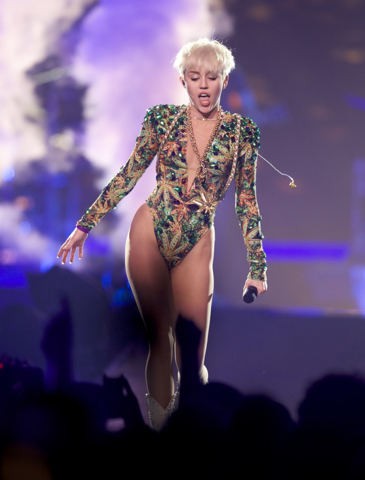 Performance coquine de Miley Cyrus en body imprimé de feuilles de marijuana lors du bang
 #75204586