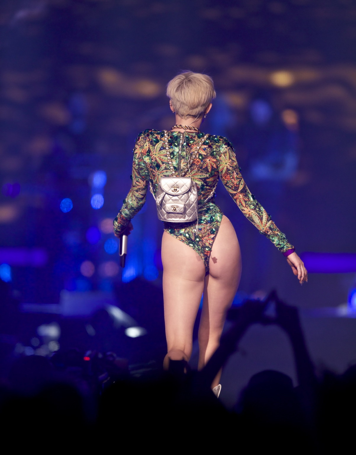 Performance coquine de Miley Cyrus en body imprimé de feuilles de marijuana lors du bang
 #75204605