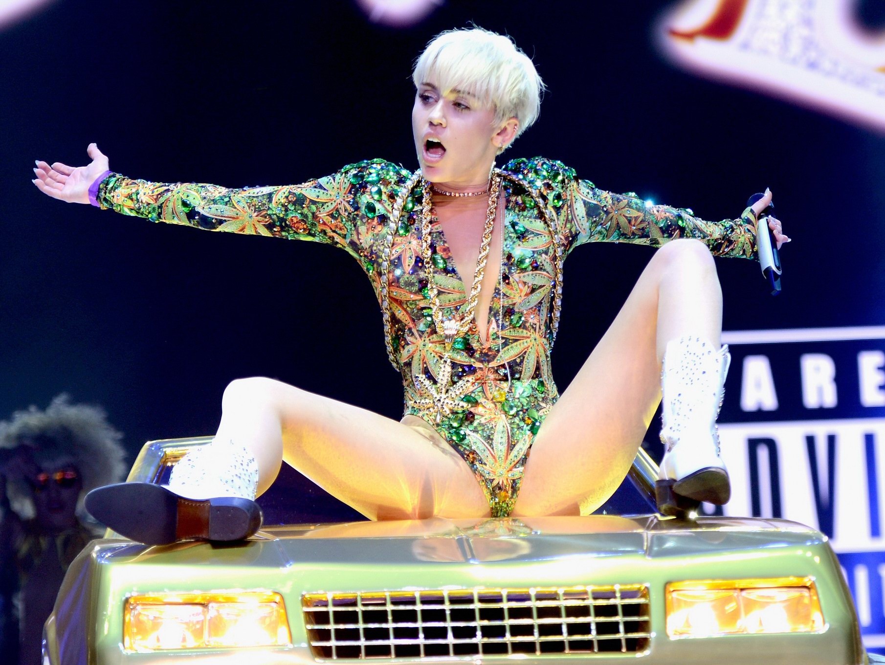 Miley Cyrus performance cattivo in foglia di marijuana stampa body durante il botto
 #75204621