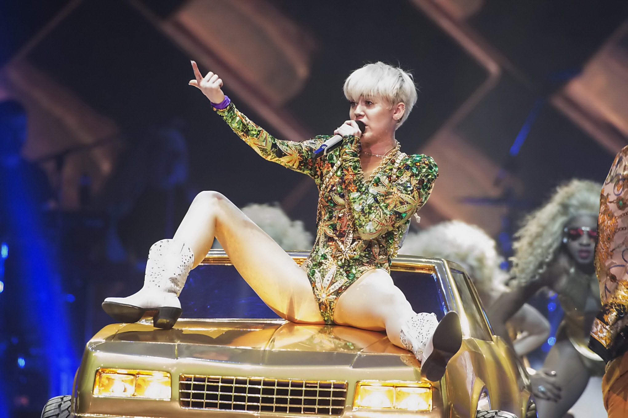 Miley cyrus actuando traviesa con un body con estampado de hojas de marihuana durante el bang
 #75204635