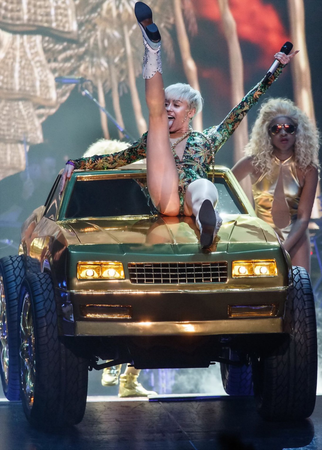 Performance coquine de Miley Cyrus en body imprimé de feuilles de marijuana lors du bang
 #75204643