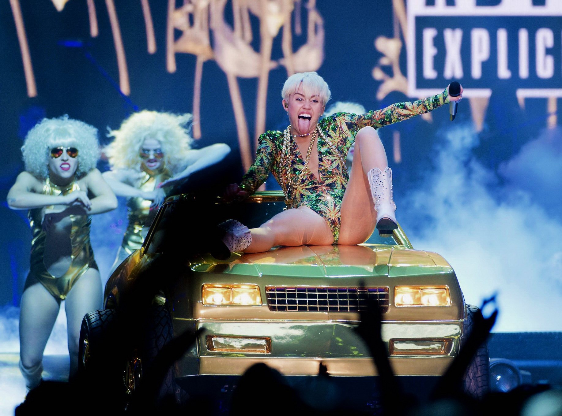 Performance coquine de Miley Cyrus en body imprimé de feuilles de marijuana lors du bang
 #75204651