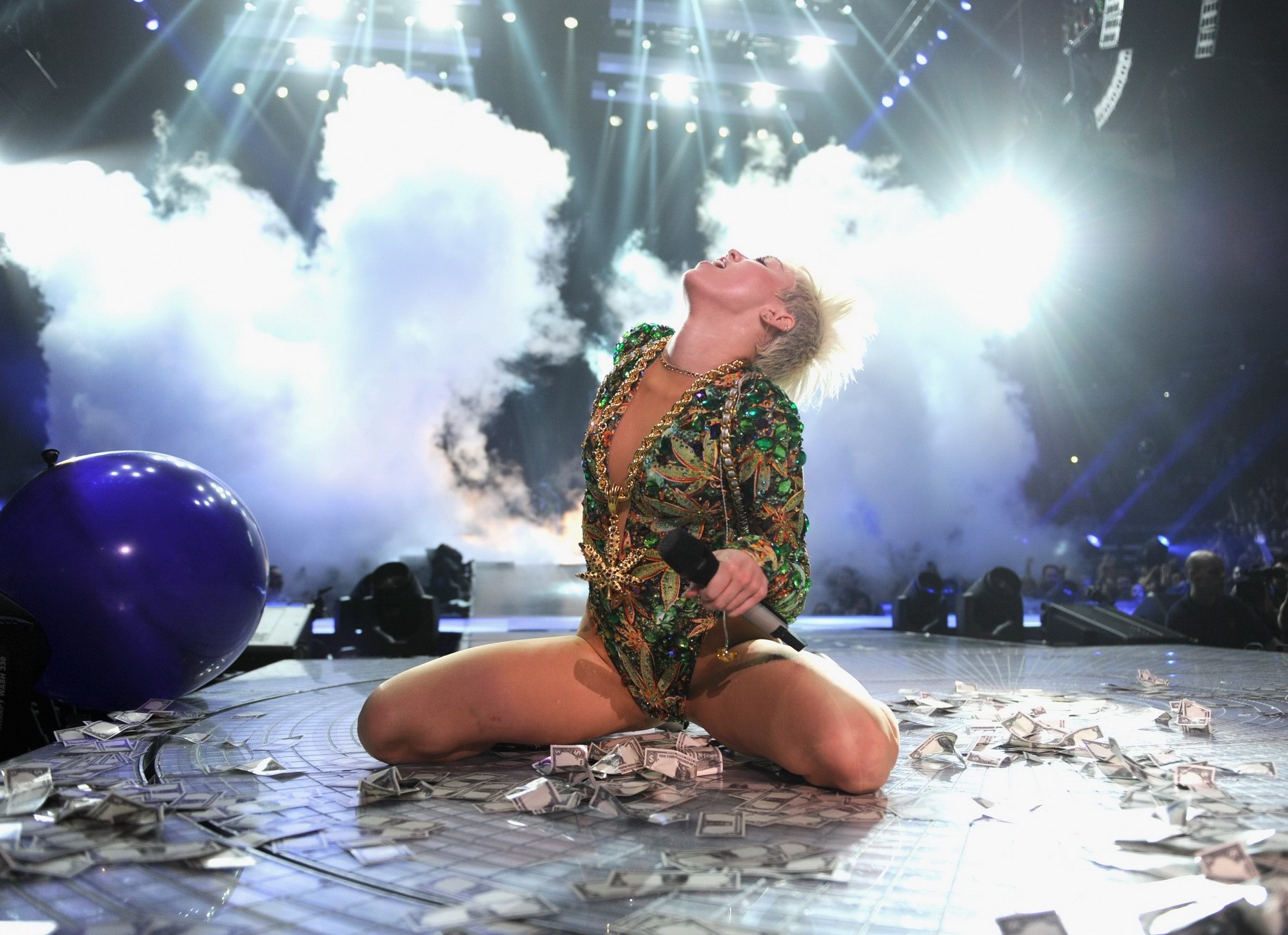 Performance coquine de Miley Cyrus en body imprimé de feuilles de marijuana lors du bang
 #75204679