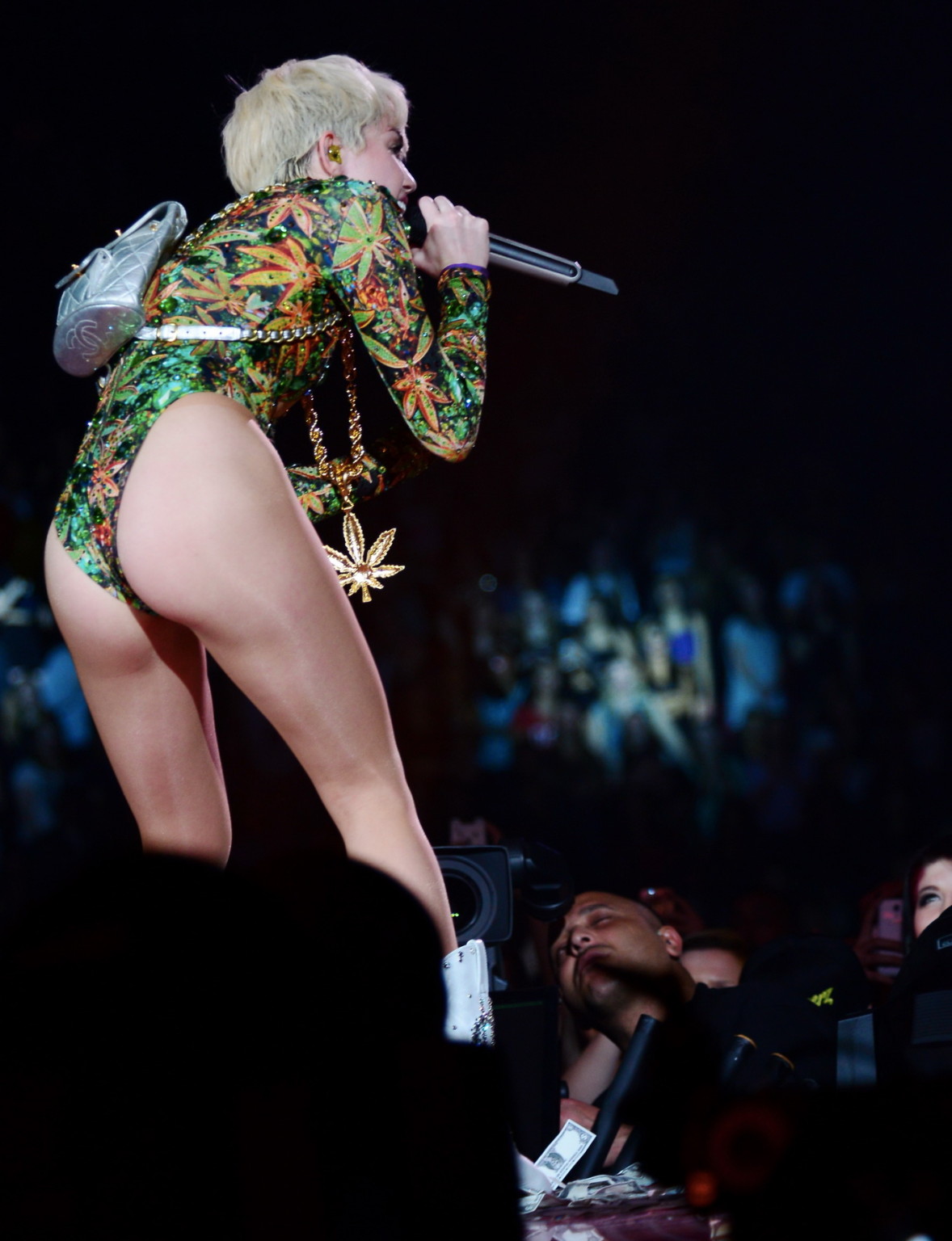 Performance coquine de Miley Cyrus en body imprimé de feuilles de marijuana lors du bang
 #75204705