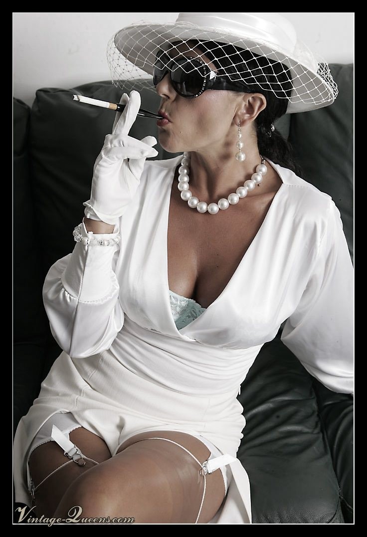 Glamour vintage queen eve fumando un cigarrillo
 #76478868