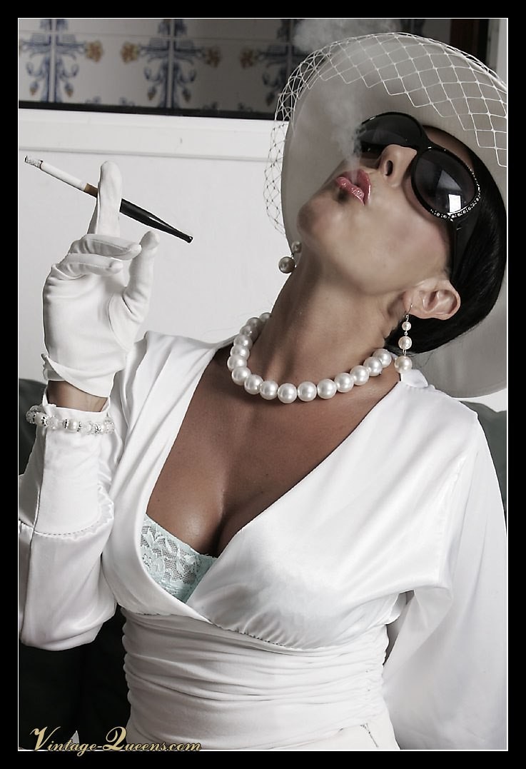 Glamour vintage queen eve fumando un cigarrillo
 #76478872