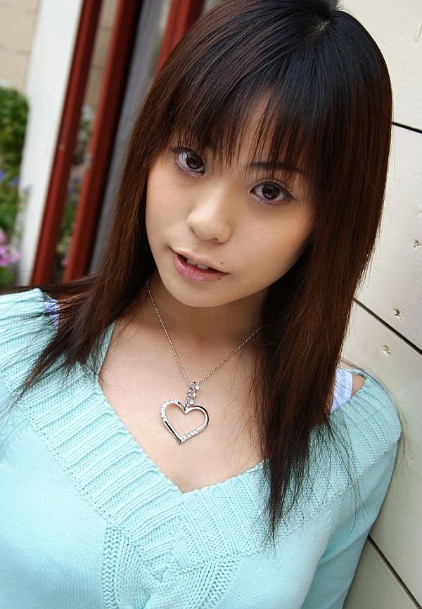 Sexy asiatische Cutie hat schöne Titten zeigt sie aus
 #69851052