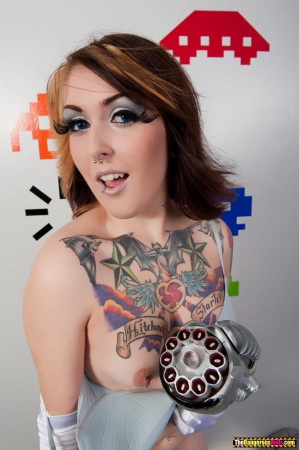 Joven emo tatuada en traje espacial mostrando sus tetas tatuadas
 #73246041