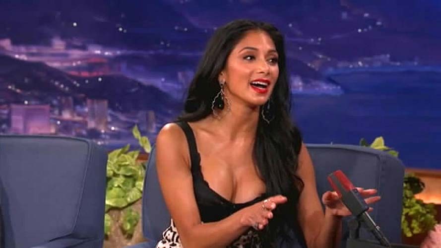 Nicole scherzinger exposant son très sexy et massif décolleté
 #75287732