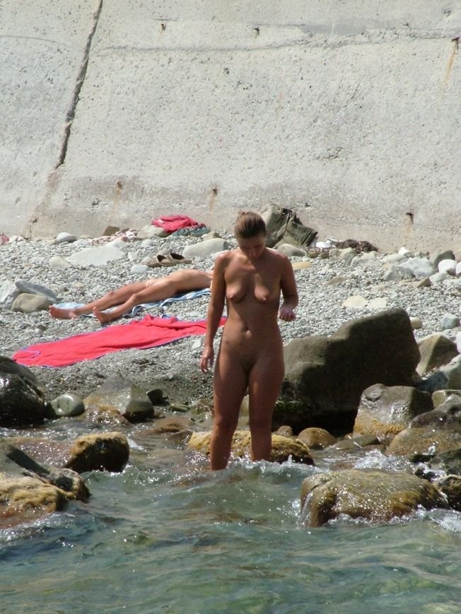 Joven sexy conmociona la playa al desnudarse
 #72250570