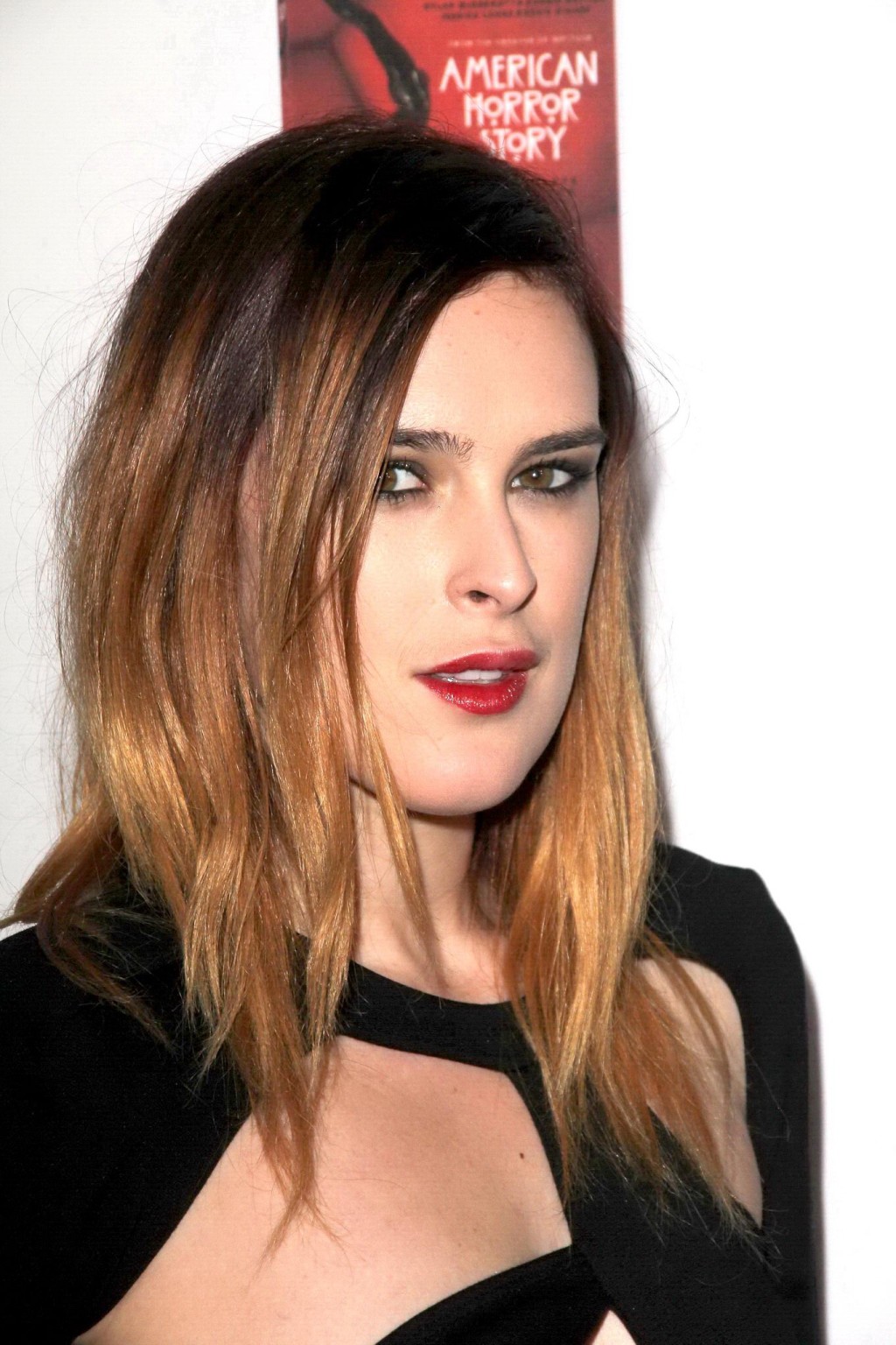 Rumer willis a gambe larghe con un sexy abito nero all' 'american horror story: asy
 #75250596