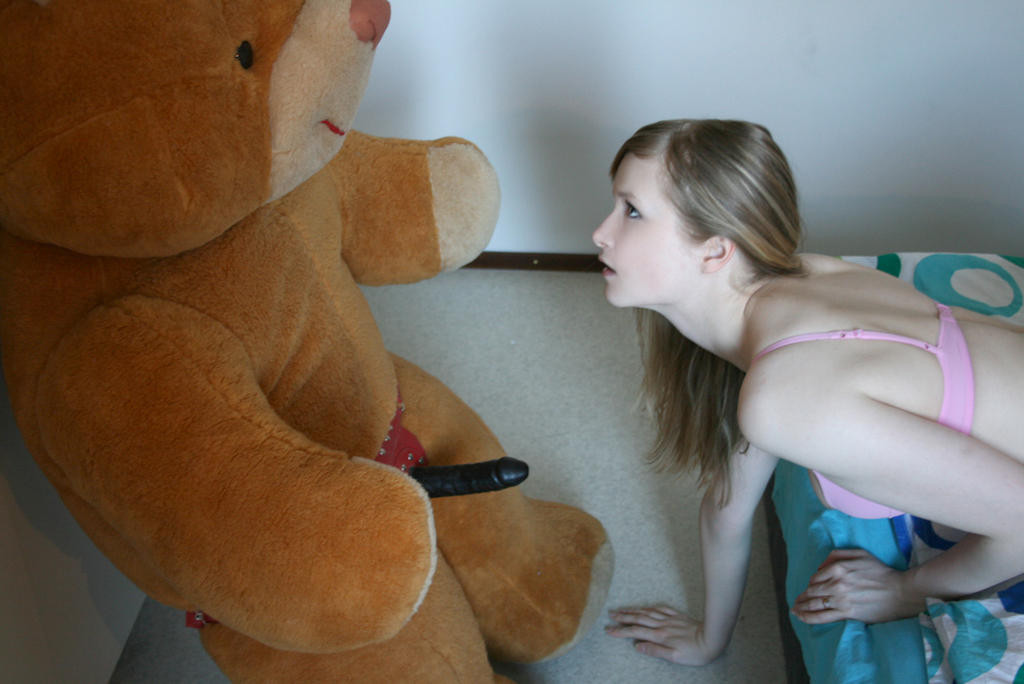 Un ours en peluche fait maison baise une jeune fille amateur suce une bite pour un visage
 #75831695
