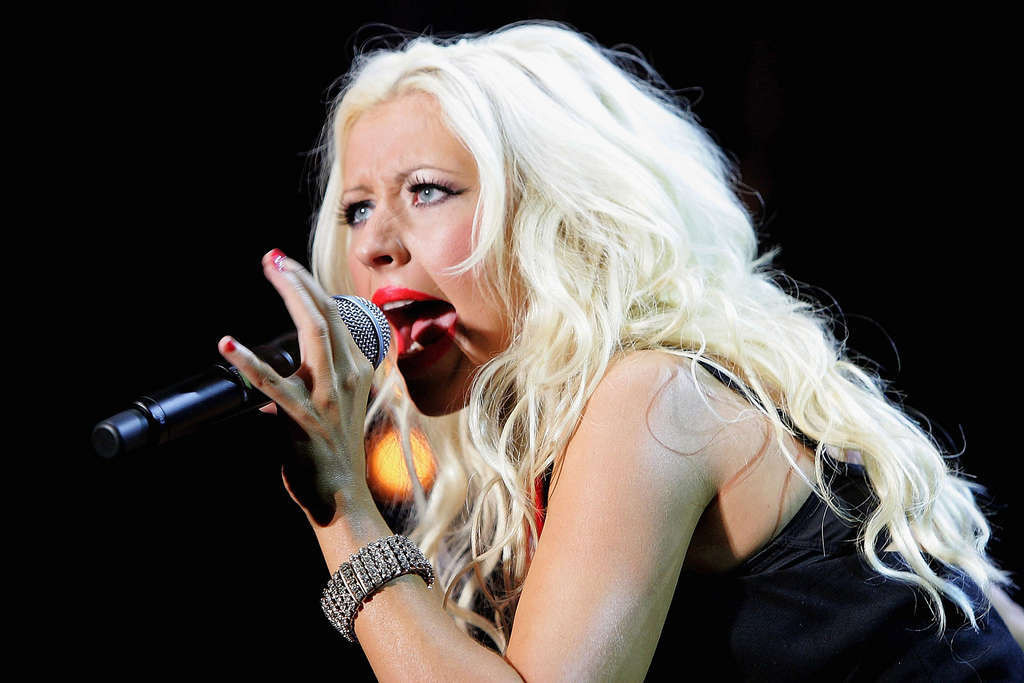 Christina Aguilera beim sexy und langbeinigen Auftritt auf der Bühne #75353602
