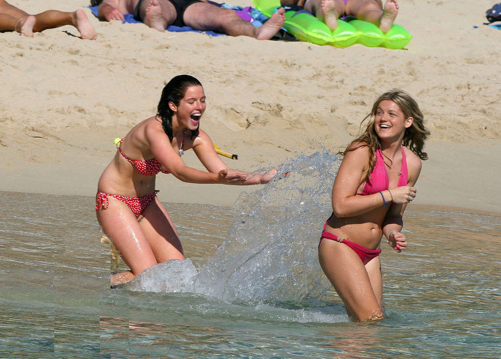 Helen flanagan entblößt sexy Körper und riesige Brüste im Bikini am Strand
 #75330751