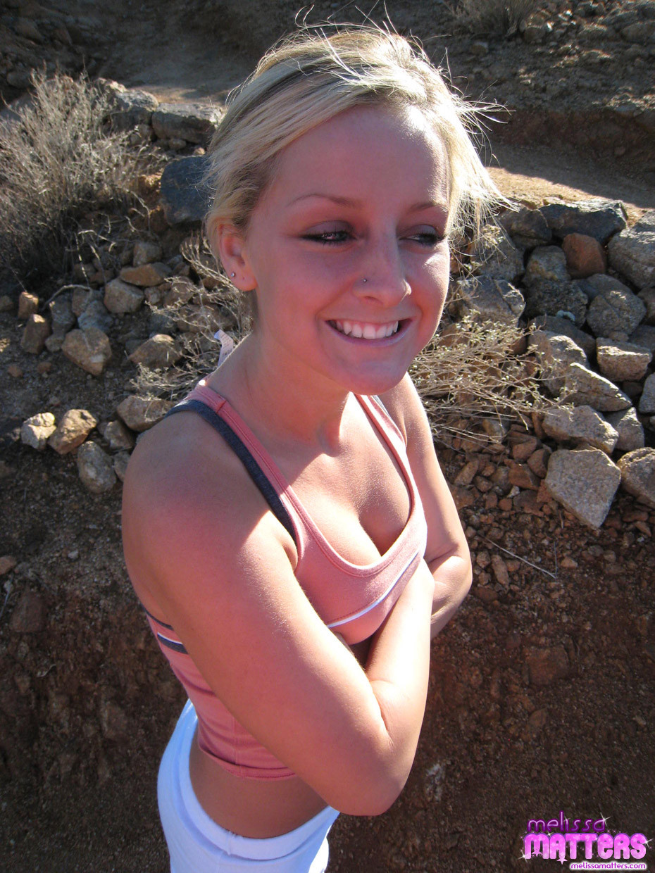 Melissa teenager sexy che mostra le sue tette vivaci, il culo sodo e la figa stretta durante le escursioni
 #67789330