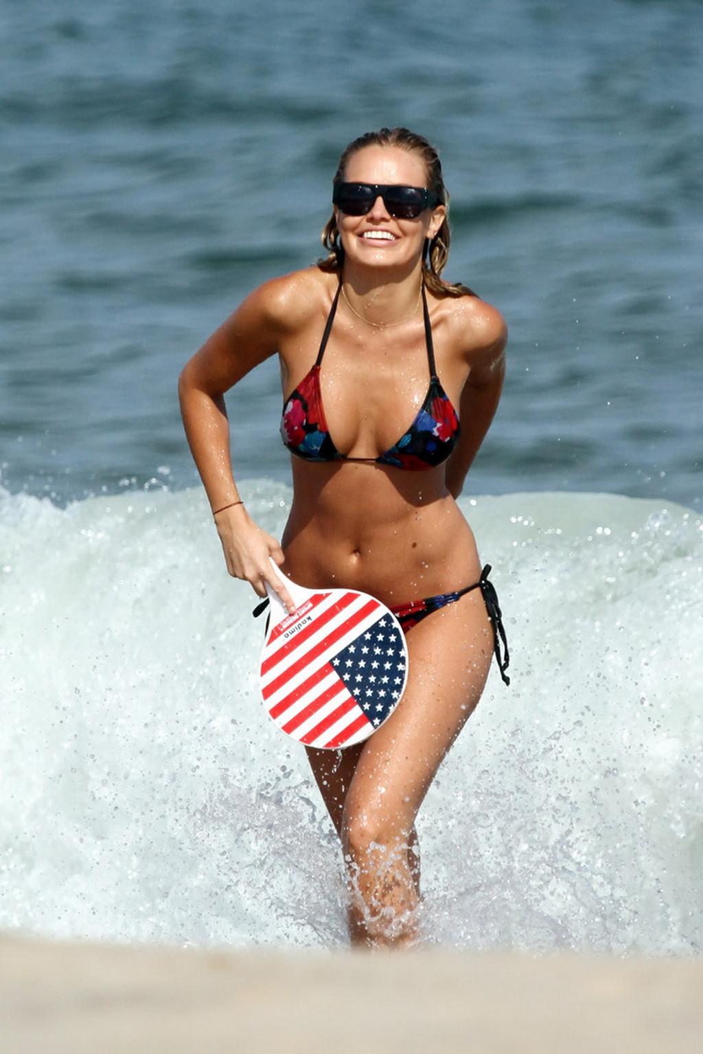 Lara Bingle in bikini sexy sulla spiaggia negli Hamptons
 #75342392