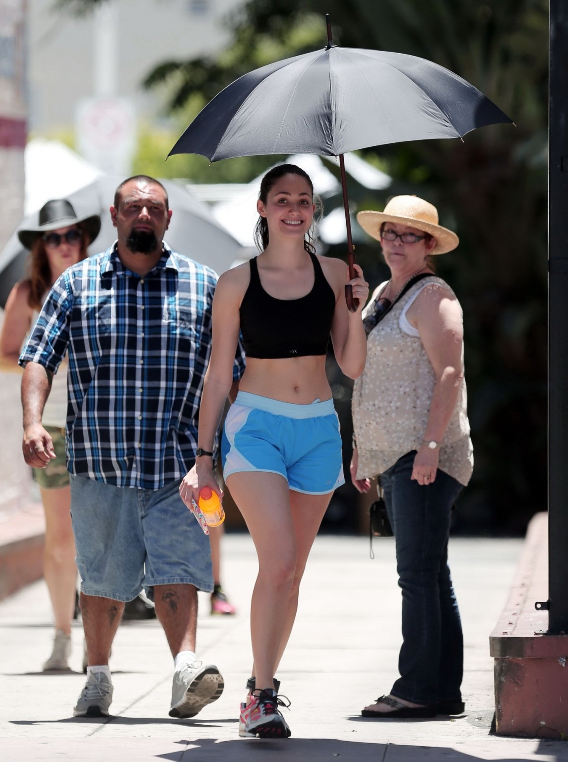 Emmy Rossum portant un soutien-gorge de sport noir et un short sur le plateau de Shameless à Los Angeles.
 #75191119