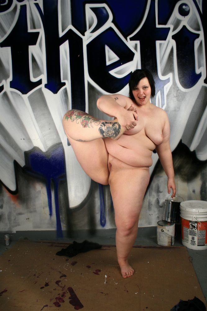 Joven gorda y tatuada posando como una pequeña chica flexible
 #75556145