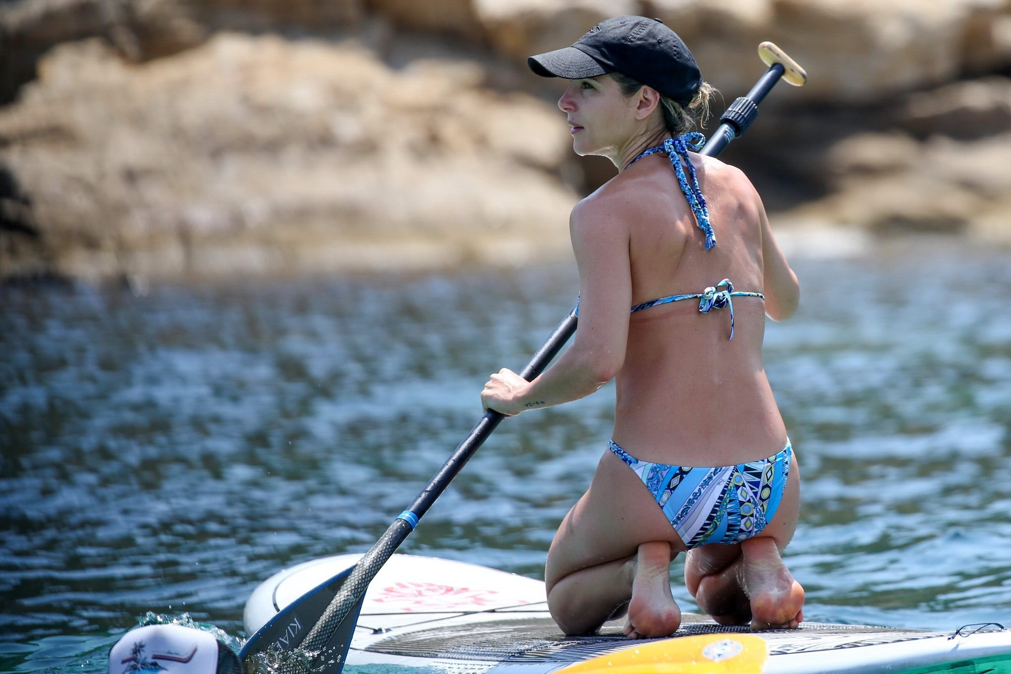 Elsa pataky mostra il suo corpo in bikini mentre paddleboarding
 #75159238