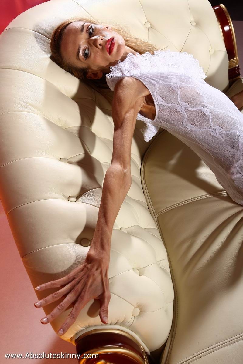 Magersüchtige Ballerina inna auf einer weißen Couch
 #70953105