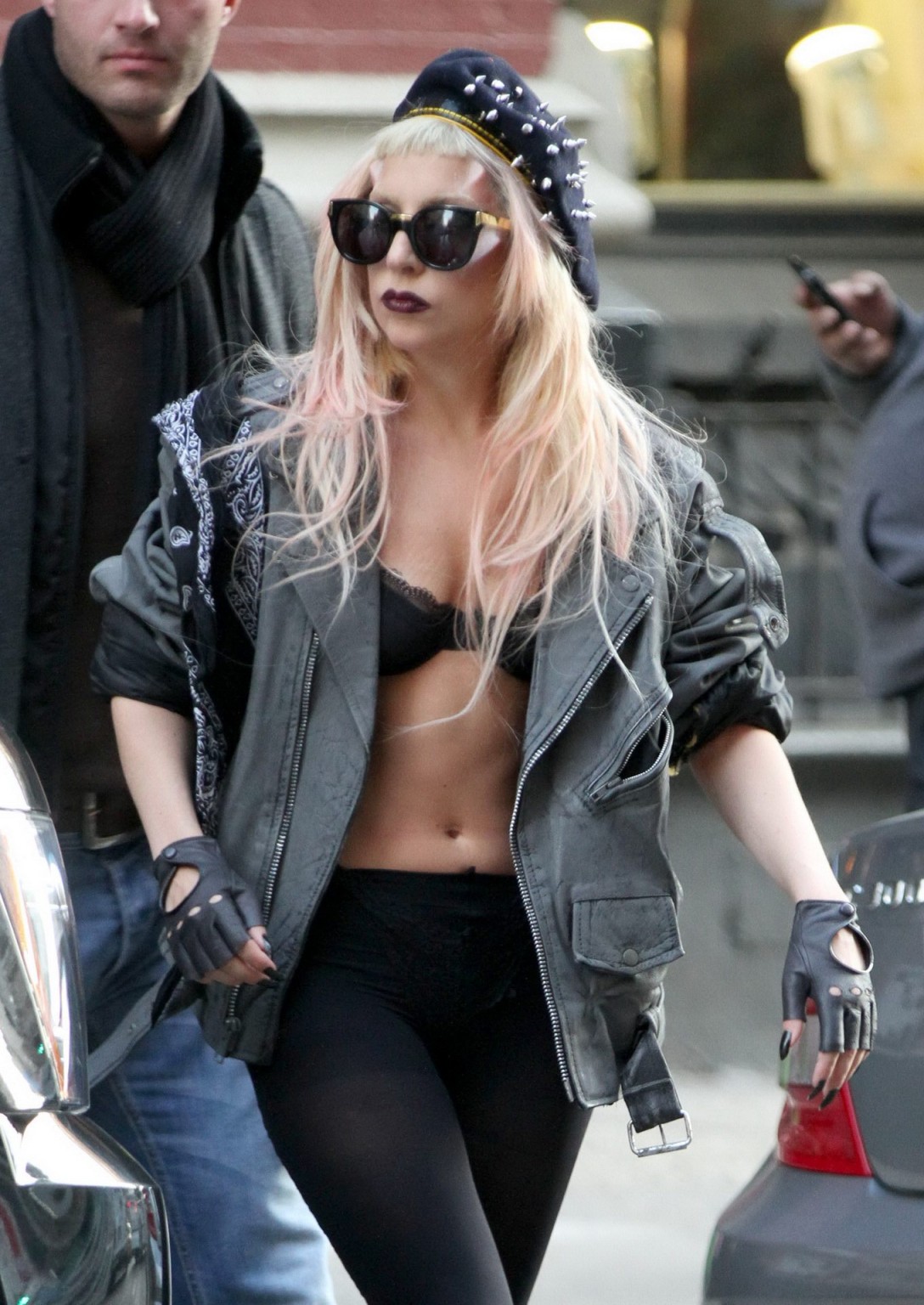 Lady Gaga montre ses fesses dans un string à la sortie d'un studio d'enregistrement à New York.
 #75317268