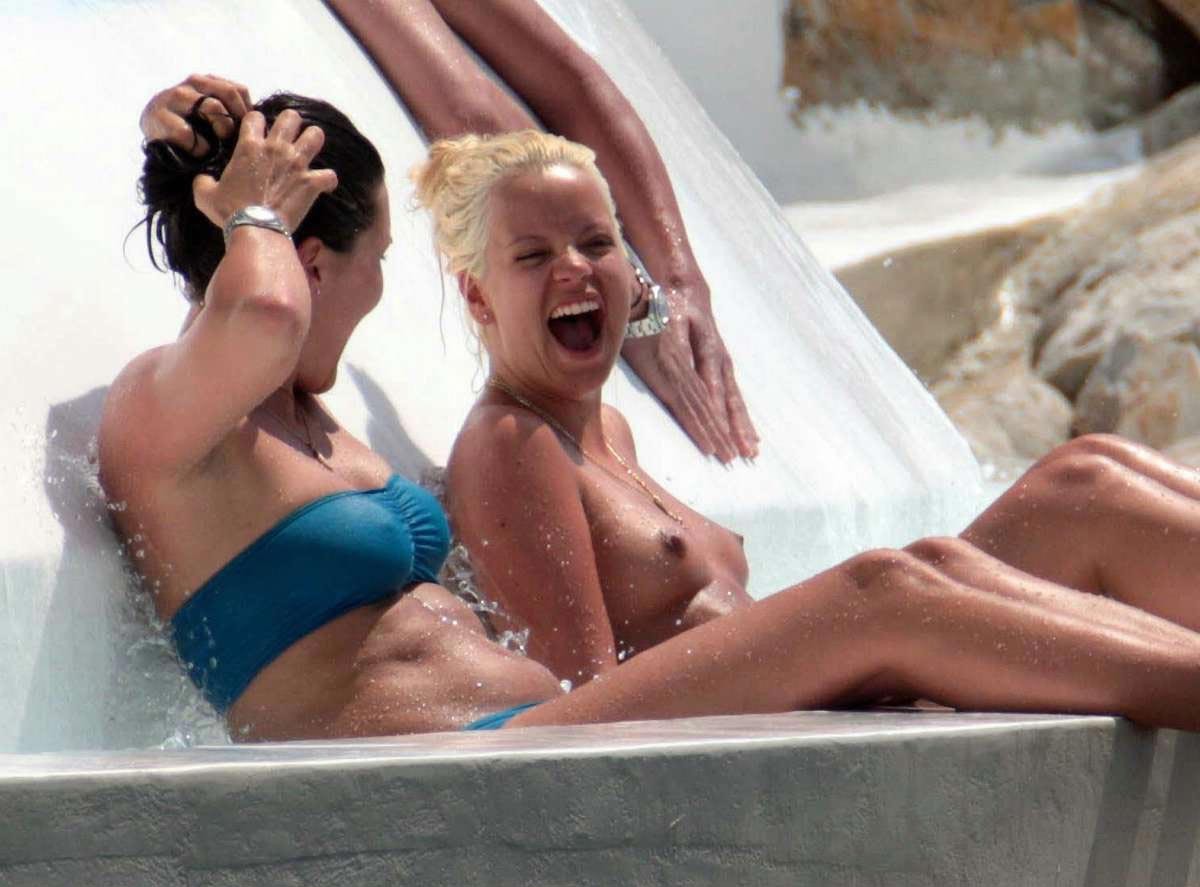 Lily Allen entblößt oben ohne am Strand
 #75394820