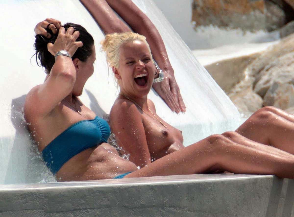 Lily allen esposto topless sulla spiaggia
 #75394820