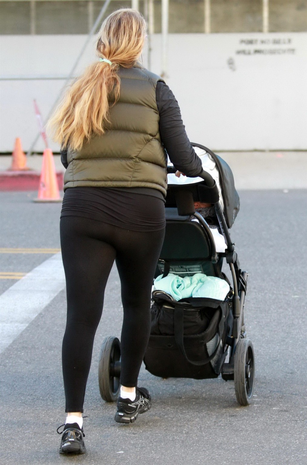 Elizabeth Berkley zeigt ihren Arsch in einer durchsichtigen Strumpfhose in Beverly 
 #75244503