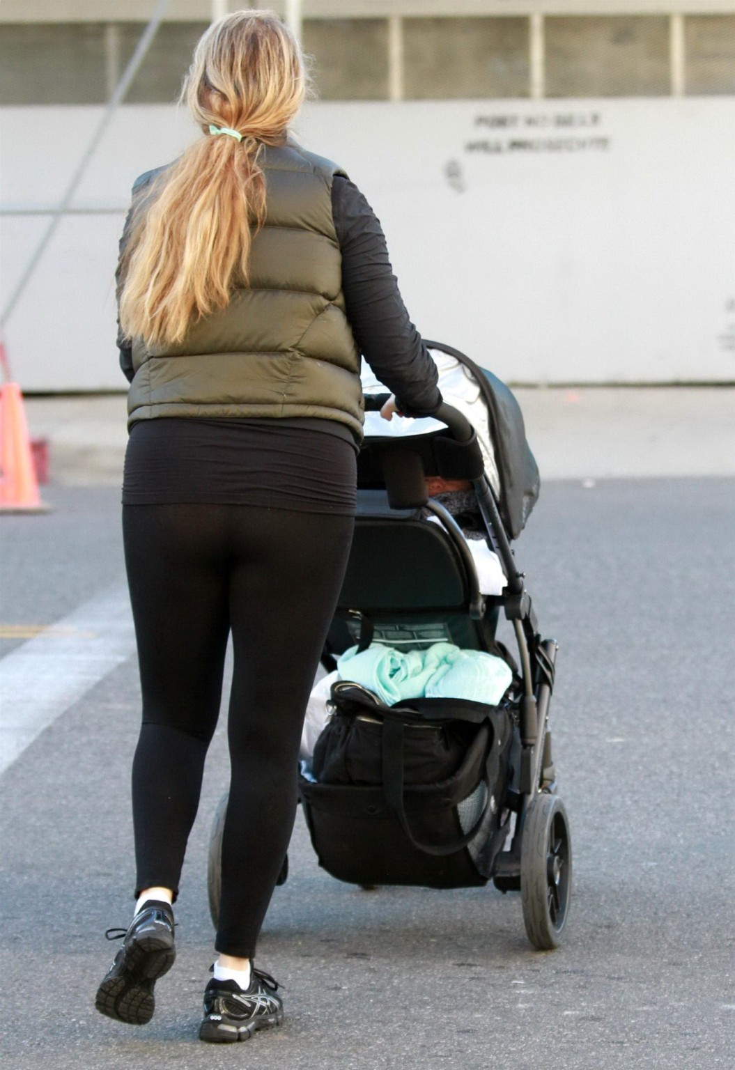 Elizabeth Berkley zeigt ihren Arsch in einer durchsichtigen Strumpfhose in Beverly 
 #75244513