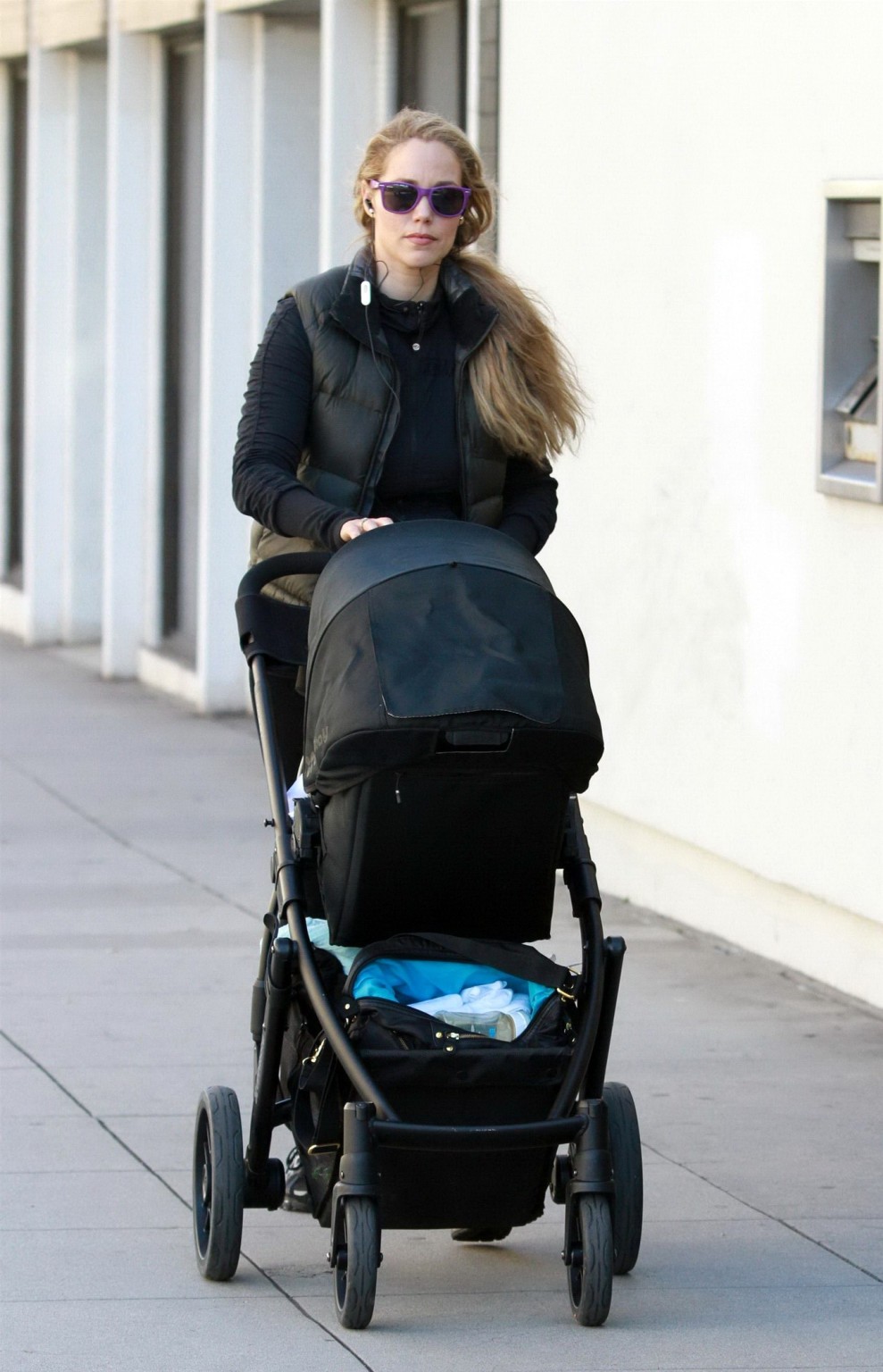 Elizabeth Berkley zeigt ihren Arsch in einer durchsichtigen Strumpfhose in Beverly 
 #75244528