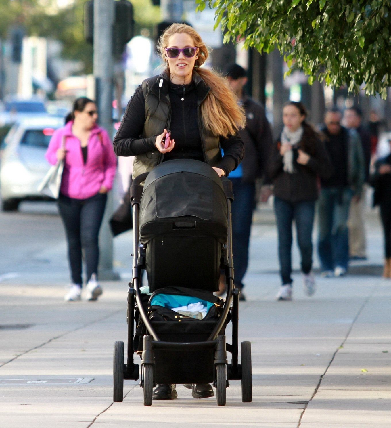 Elizabeth Berkley zeigt ihren Arsch in einer durchsichtigen Strumpfhose in Beverly 
 #75244548