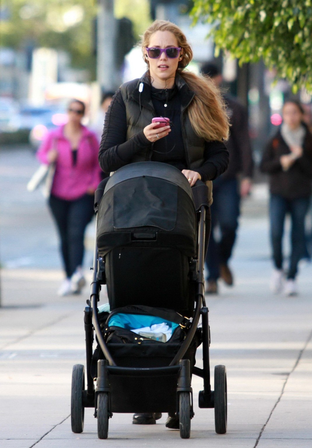 Elizabeth Berkley zeigt ihren Arsch in einer durchsichtigen Strumpfhose in Beverly 
 #75244556