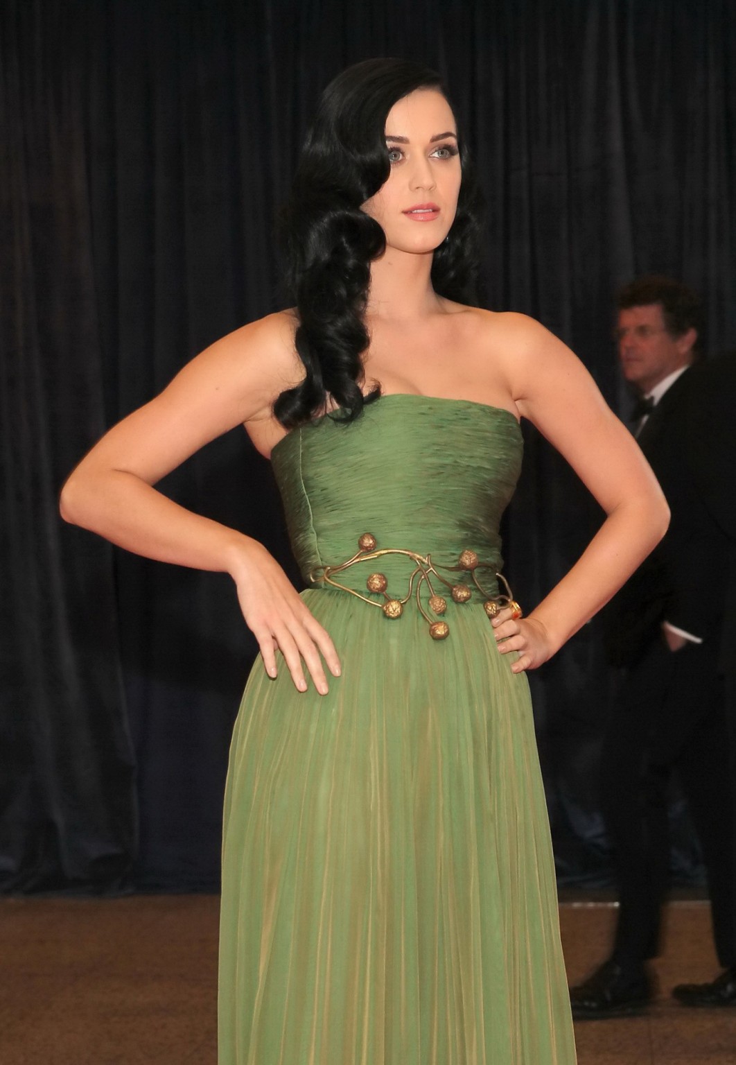 Katy perry con maxi vestido verde sin tirantes en la fiesta de corresponsales de la casa blanca
 #75234017