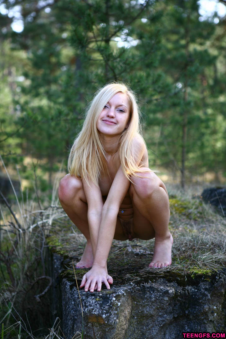 Blonde Teenie-Freundin nackt im Wald gefilmt
 #76408732