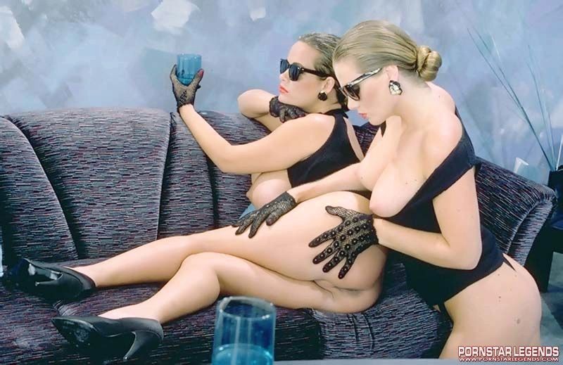 Trinity loren en un juego lésbico travieso
 #68825475