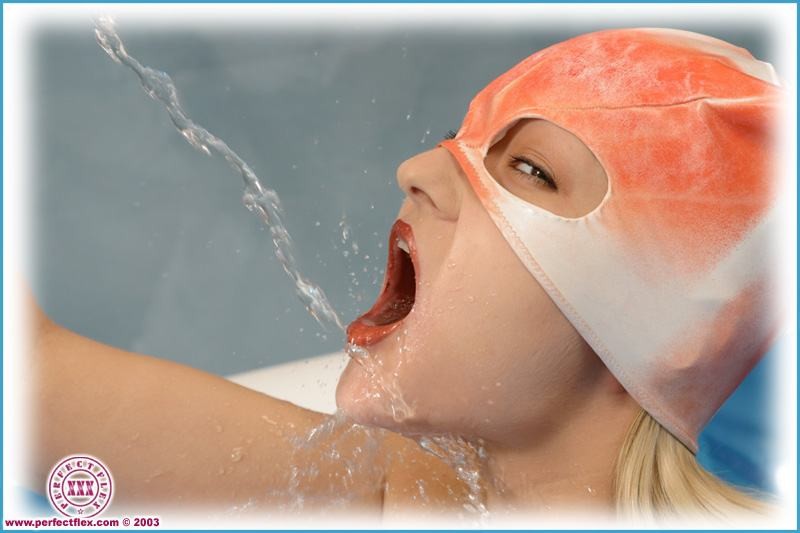 Blonde flexible avec un tuyau d'eau et un sex-toy
 #73292975