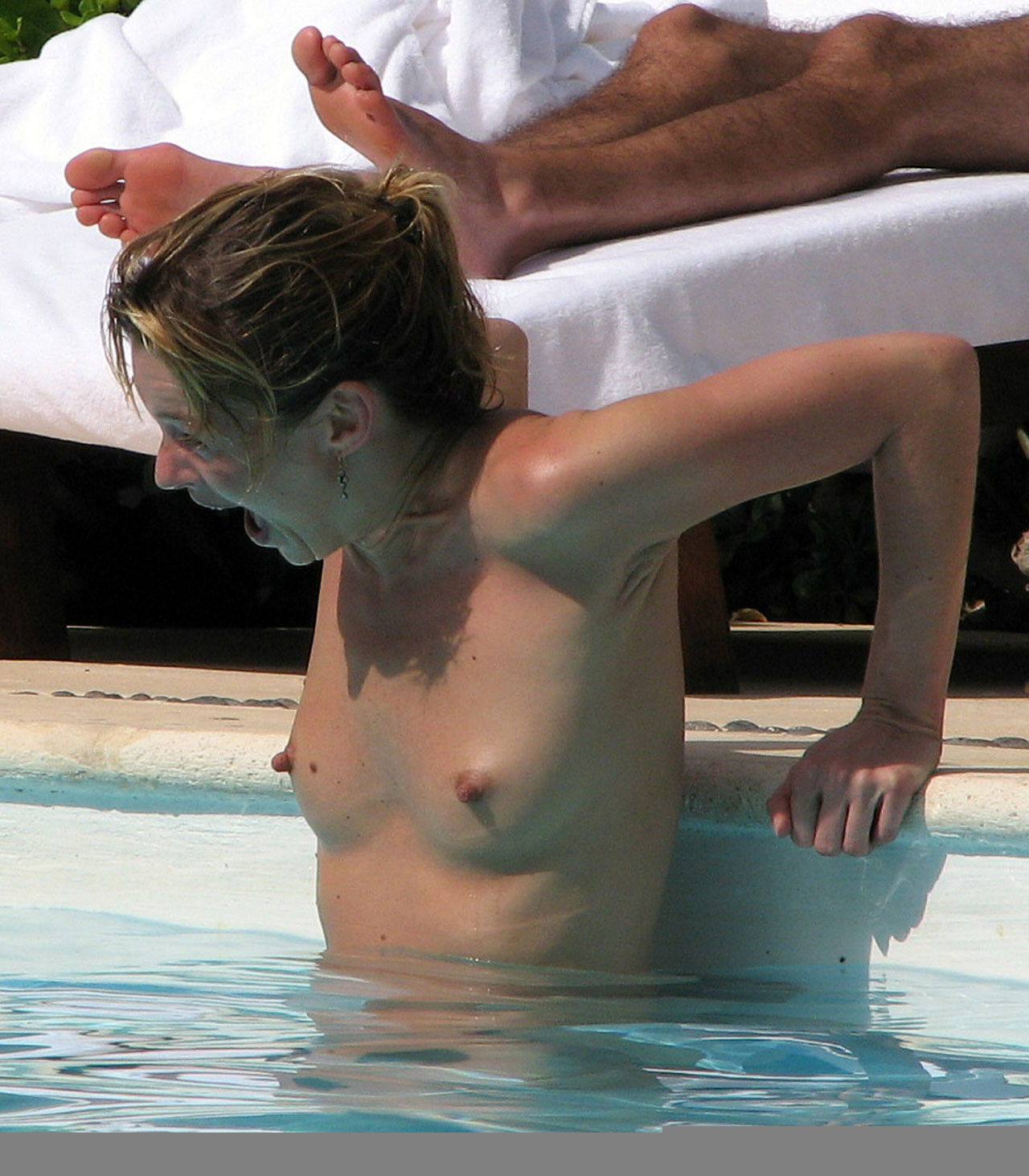 Kate Moss genießt am Pool in Oben-ohne und zeigt ihren sexy Arsch
 #75375724