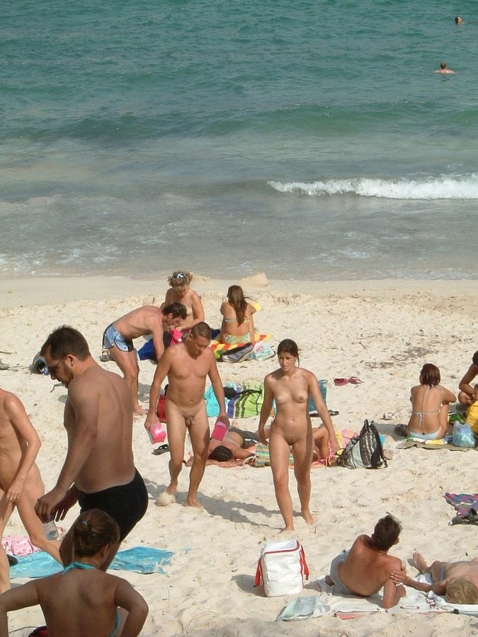 Diese zwei Teenie-Nudisten spielen Frisbee im Wasser
 #72255205
