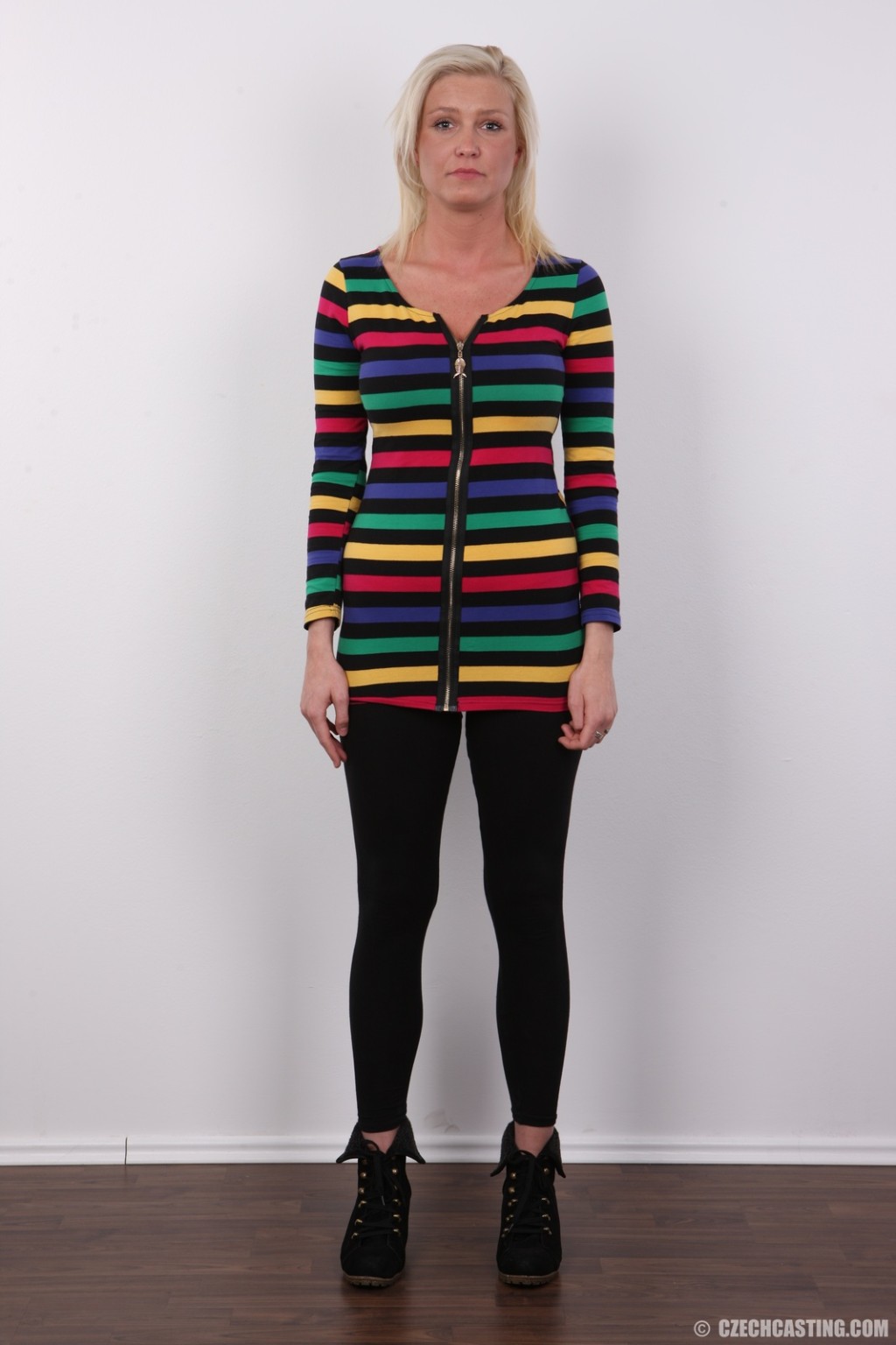 自然なブロンドの素人のポーズ
 #67407596