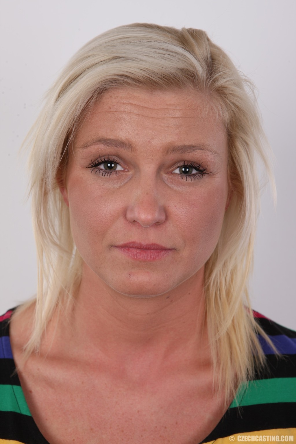 自然なブロンドの素人のポーズ
 #67407600