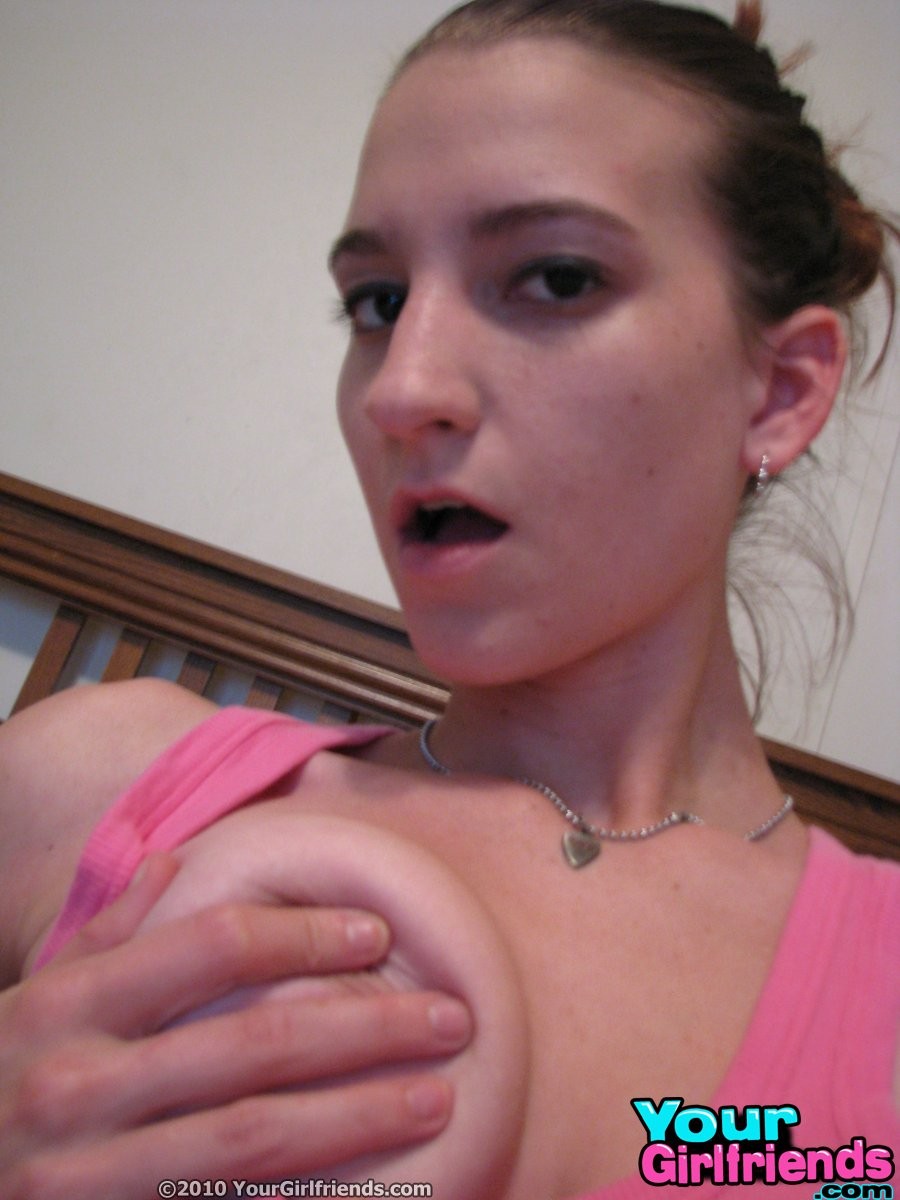 Skinny Teen stellt ihre Muschi vor der Kamera und fingert ihre Muschi
 #67211188