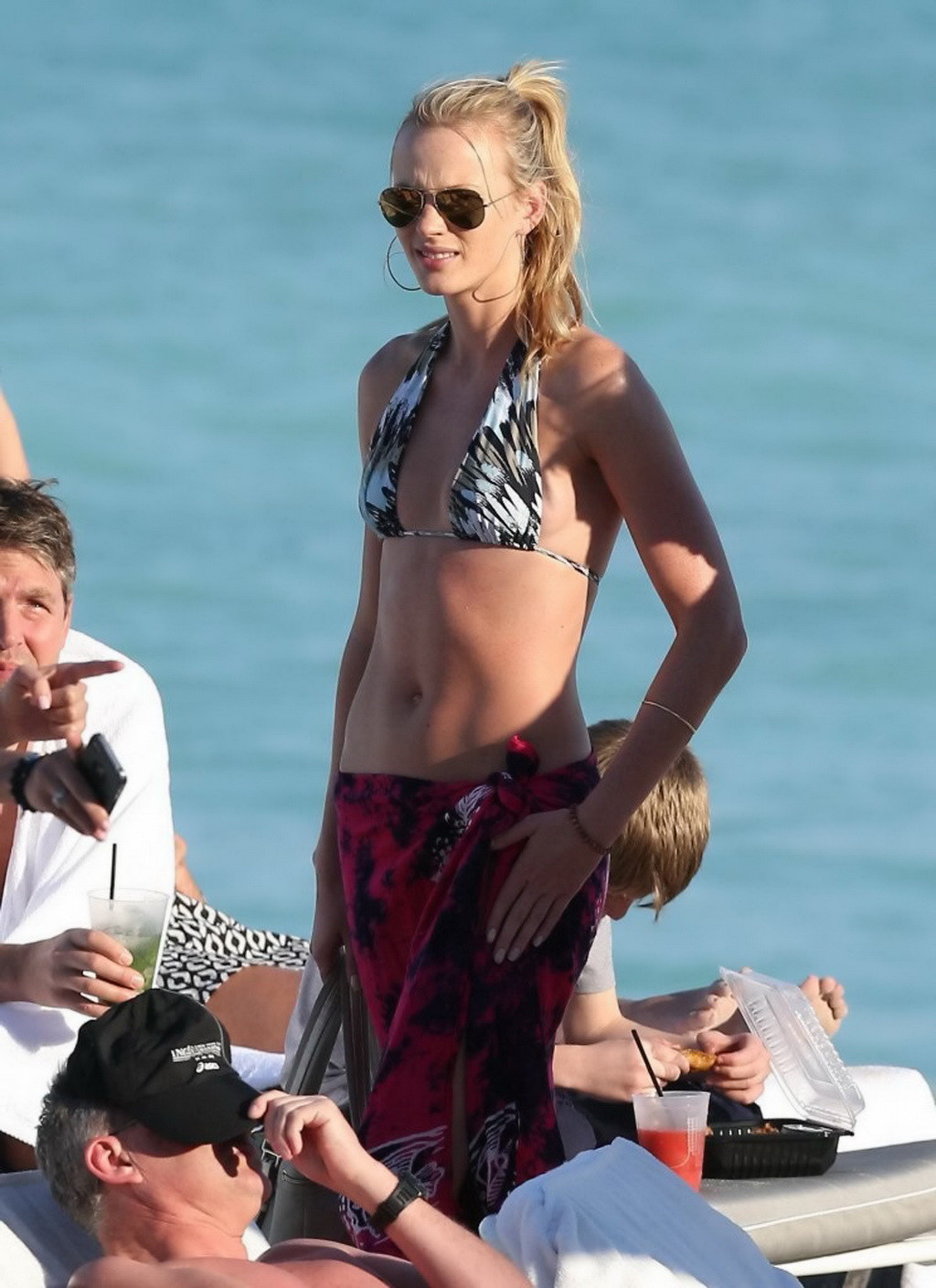 Anne vyalitsyna portant un minuscule bikini multicolore sur la plage de Miami.
 #75247611