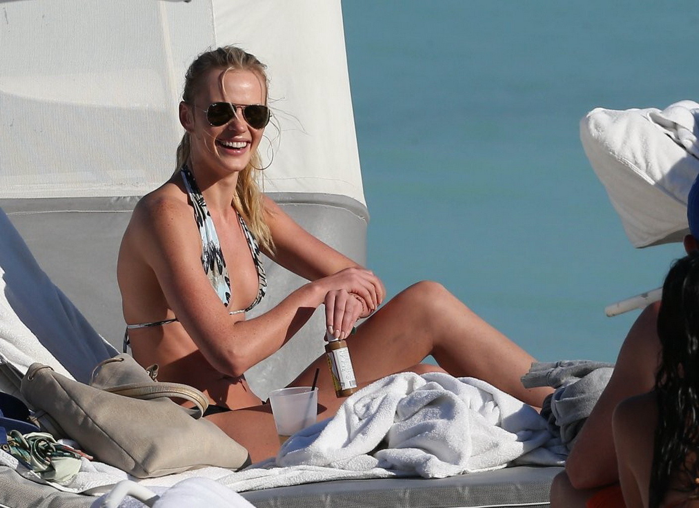 Anne vyalitsyna portant un minuscule bikini multicolore sur la plage de Miami.
 #75247630