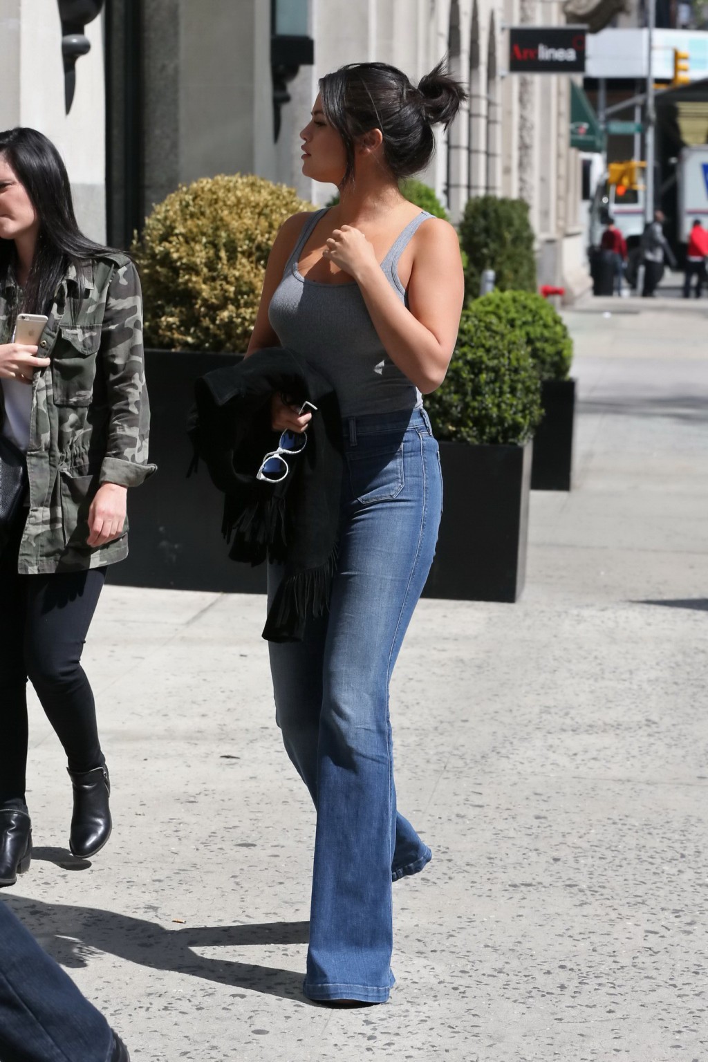 Selena Gomez busty indossando skimpy top grigio e jeans fuori in nyc
 #75165024