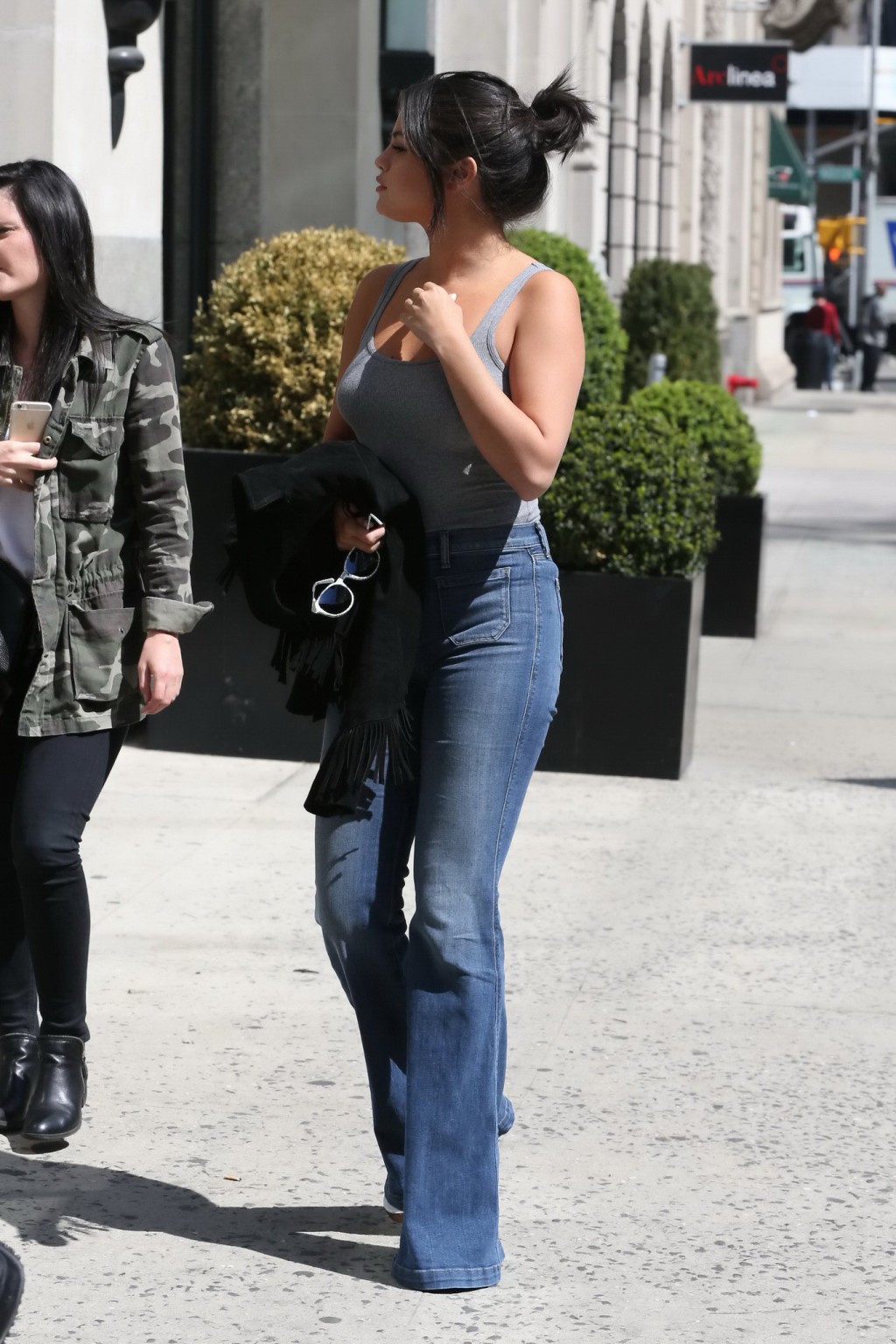 Selena gomez en buste avec un top gris et un jean pour une sortie à New York.
 #75165033